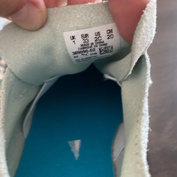 Girls size 2 — PUMAS — light blue leather shoe with winged Velcro straps - Picture 2 of 7